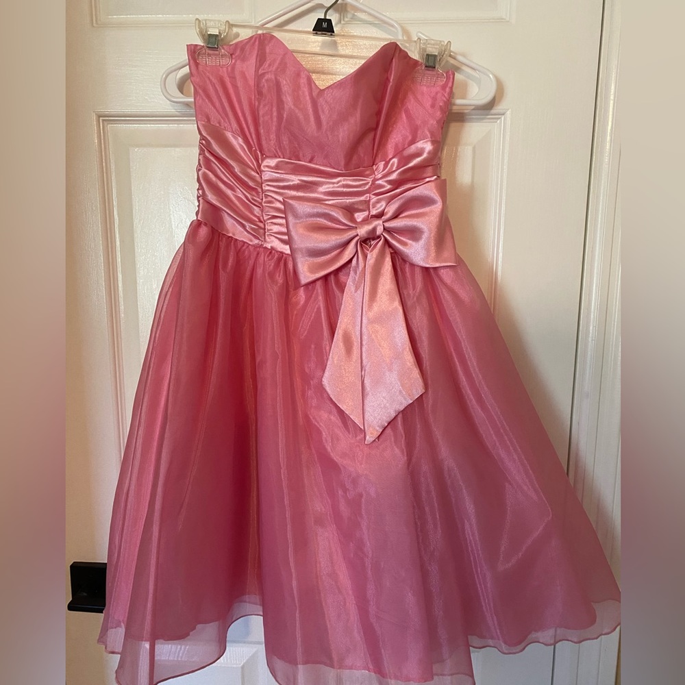 Hi Barbie! Adorable pink party dress with bow.